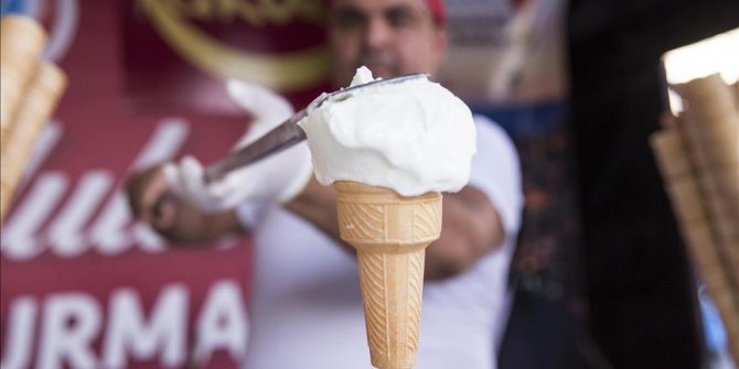 Başkentliler Maraş dondurmasıyla serinledi