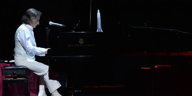 Timur Selçuk, 50. yılını sahnede sevenleriyle kutladı