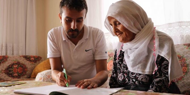 'Havva nine' 85'inde okuma yazma öğreniyor
