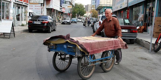 'Horoz Halil Emmi' el arabasıyla ekmeğini kazanıyor
