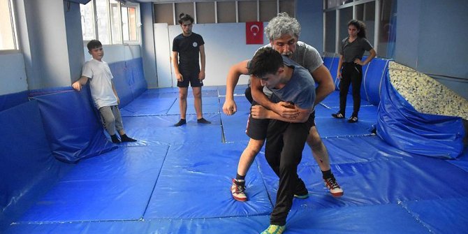 Veteran güreşçi öğrencileriyle şampiyonaya hazırlanıyor