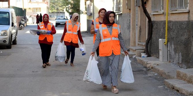 'Şefkat timi' kapı kapı dolaşıp iyilik dağıtıyor