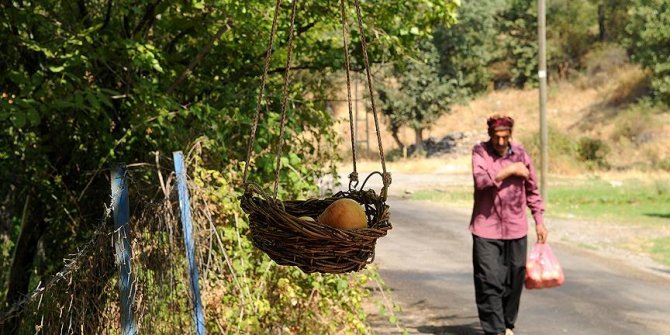 Yetiştirdiği meyveleri 'göz hakkı sepeti' ile ikram ediyor