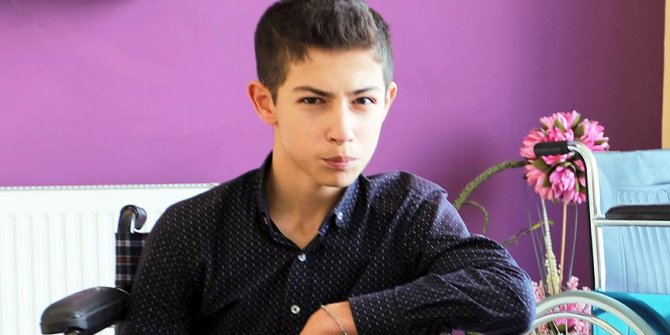 Protez bacaklarını kaybeden çocuğu belediye sevindirdi