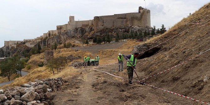 Urartu ve Roma dönemi kaya mezarları gün yüzüne çıkarıldı