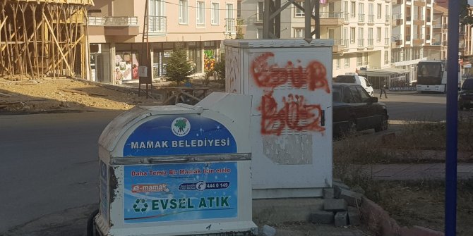 Elektrik trafolarını yazı tahtasına çevirdiler