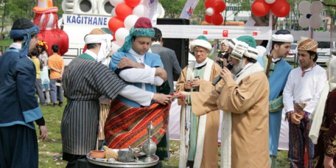 Ahilik Haftası kutlamalarında şet / şed kuşanma gösterisi