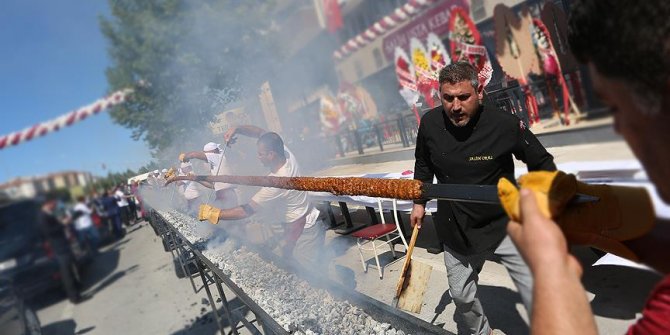 19 metre kebabı 15 dakikada yediler!
