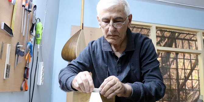 Gündüz haber peşinde akşam 'bağlama' üretiminde