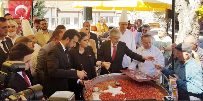 Hacı Bayram’da 4 ton aşure dağıtıldı