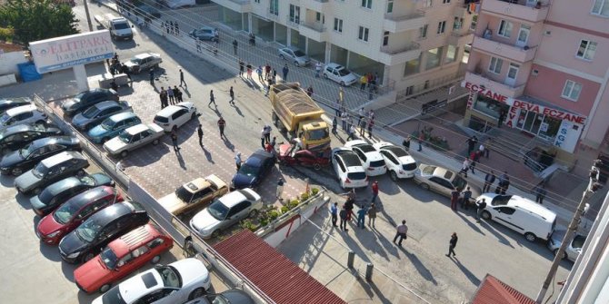 Freni patlayan kamyon 12 araca çarparak durdu