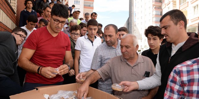 Pursaklar’da aşure ikramı