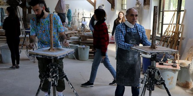 Sanat aşkı, emeklilik sonrası okullu yaptı