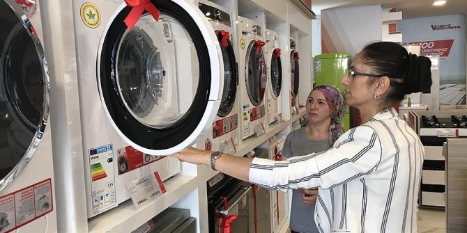 Evinde anne, tarlada çiftçi, iş yerinde patron