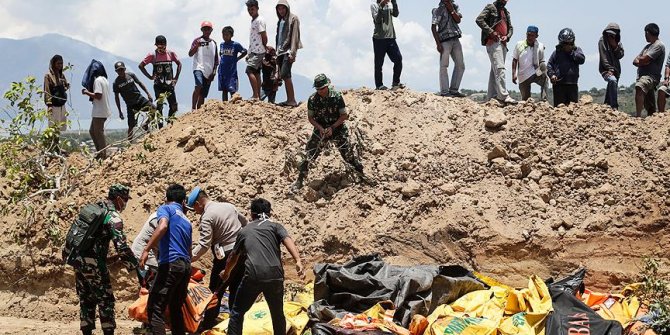 Deprem kurbanları toplu halde defnedilecek