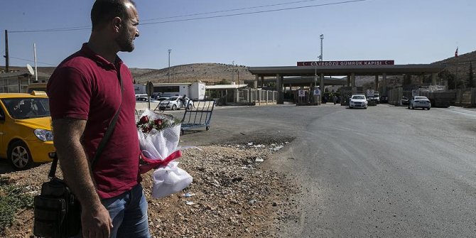 Suriyeli baba 7 gündür sınırda eşi ve çocuğunu bekliyor