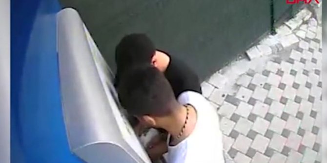 Polisler bir anda üzerlerine atlayıp yakaladı