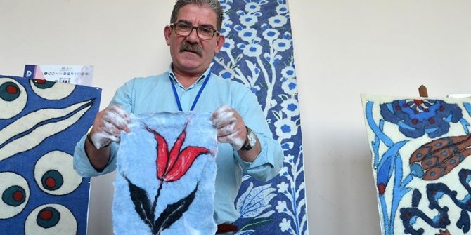 Çini desenlerini keçeye uyarladı