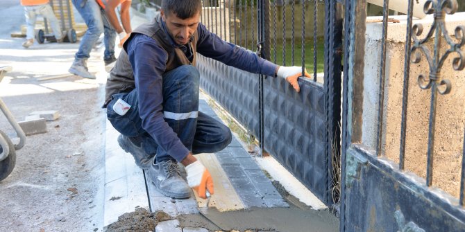 Pursaklar'da sıra kaldırımda