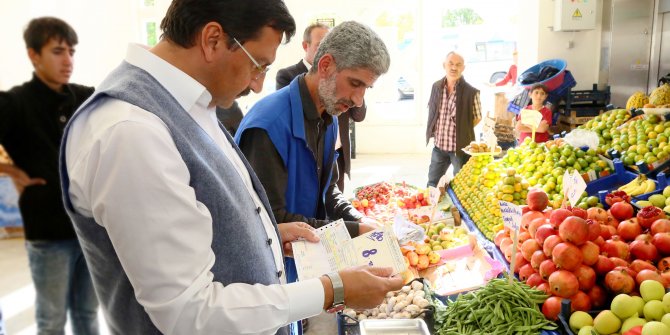 Mustafa Ak pazara indi, fiyatları denetledi