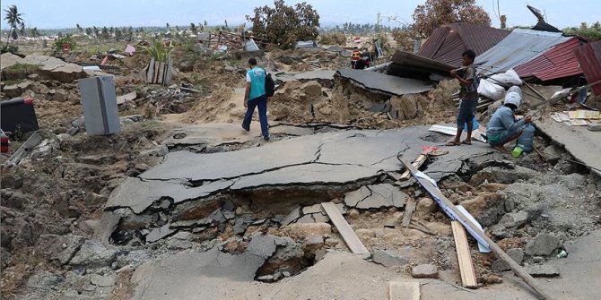 Endonezya'daki depremde ölü sayısı 2 bin 65'e yükseldi