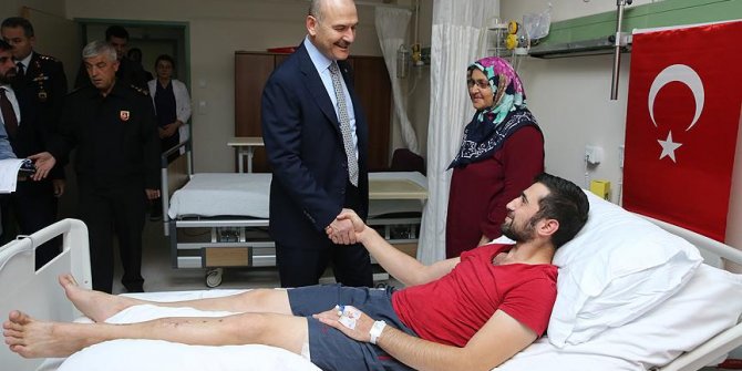 Bakan Soylu tedavi gören askerleri ziyaret etti