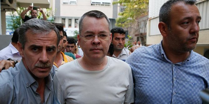 ABD'li papaz Brunson yargılanmak için evinden ayrıldı