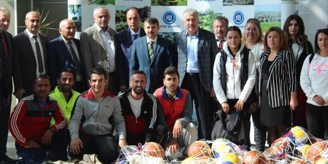 Belediyeden okullara spor malzemesi