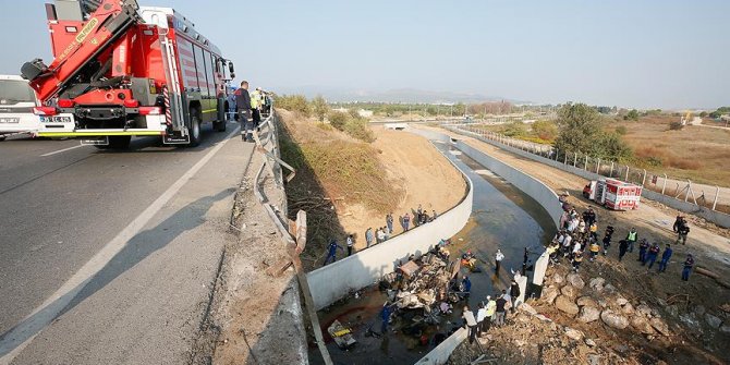 İzmir'de kaçak göçmenleri taşıyan kamyon devrildi: 22 ölü