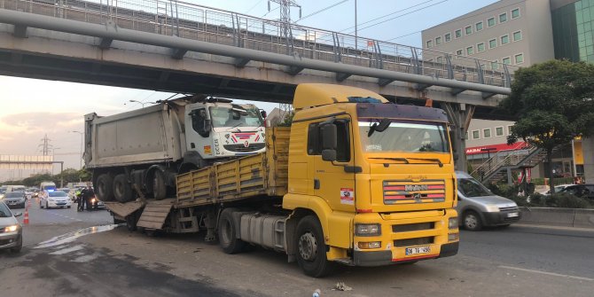 Üst geçide çarptı, taşıdığı kamyon yola devrildi