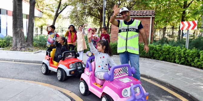 Çocuklara uygulamalı trafik eğitimi