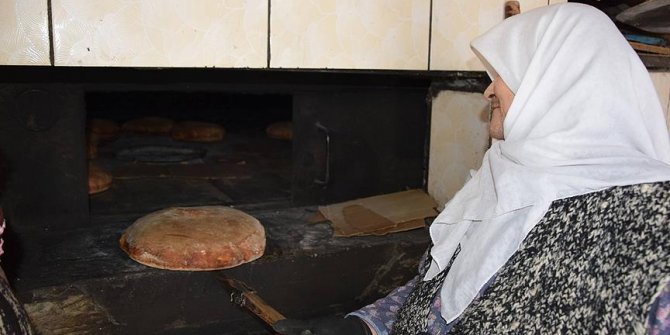 'Sultan Ana' somun ekmekle geçimini sağlıyor