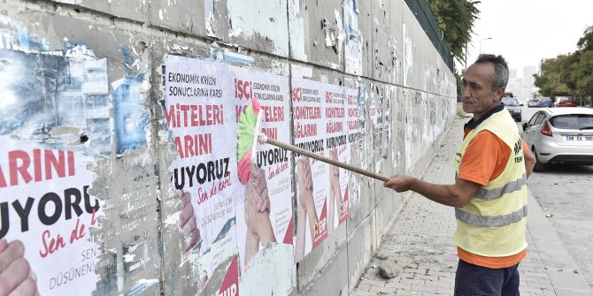 Mamak'ta izinsiz afişler temizleniyor