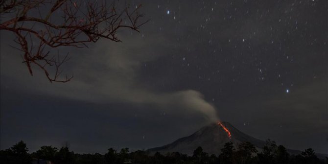 Endonezya'da Anak Krakatau Yanardağı'nda patlamalar