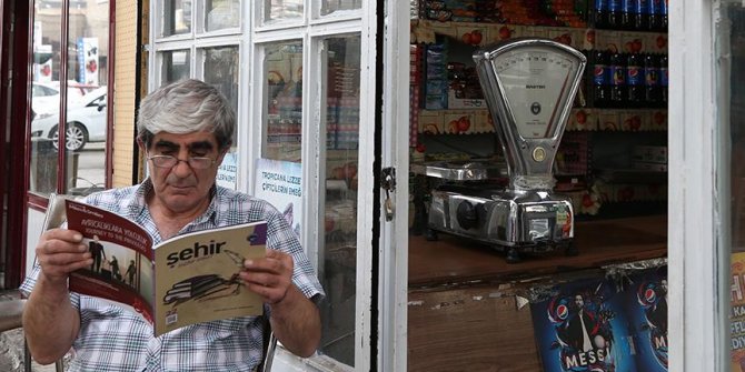 Kitap sevgisini hem bakkal dükkanında hem televizyonda anlatıyor
