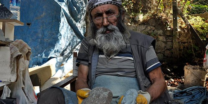 Taşlara 62 yıldır hayat veriyor