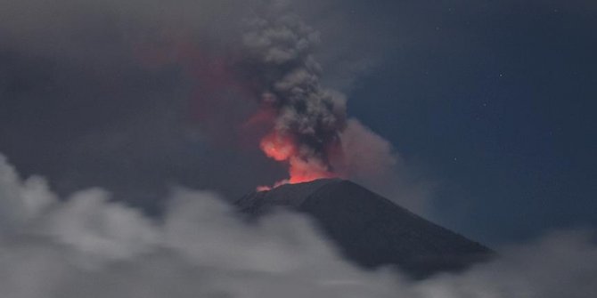 Anak Krakatau Yanardağı son 24 saatte 232 kez patladı!