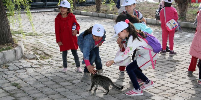 Miniklerden hayvan bakımevine ziyaret