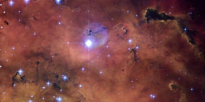 Uzayda kuru kafa biçimli yıldız nebulası fotoğraflandı