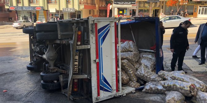 Yokuşu çıkamayan kamyonet yan yattı: 2 yaralı