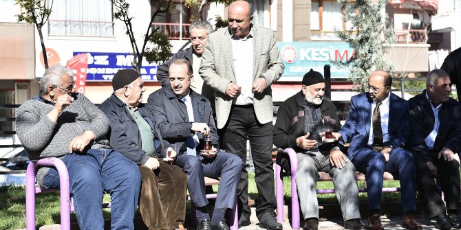 Mamak Belediye Başkanı Akgül vatandaşla çay içti