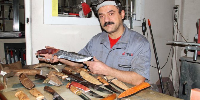 Bıçak ustası el emeği ürünleri tek tek işliyor
