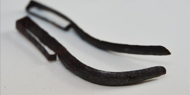 Assos'ta 2 bin yıllık bronz 'strigilis'ler bulundu