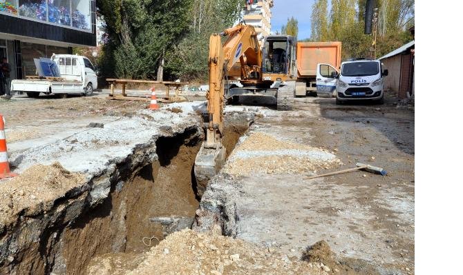 Kanalizasyon çalışmasında toprak altında kalan işçi yaralandı