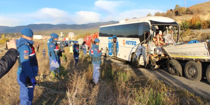 Kastamonu'da askerleri taşıyan yolcu otobüsü tır'a çarptı: Ölü ve yaralılar var