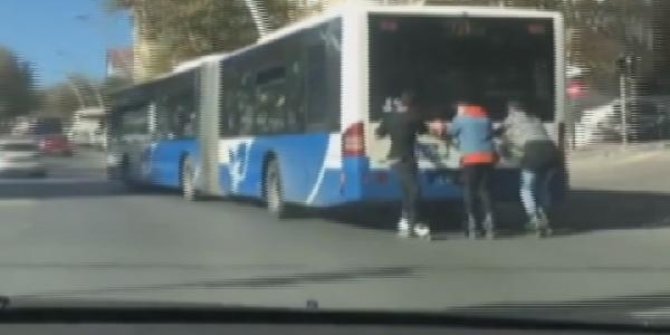 Ankara’da patenli gençlerin trafikte yaptıkları ‘pes’ dedirtti