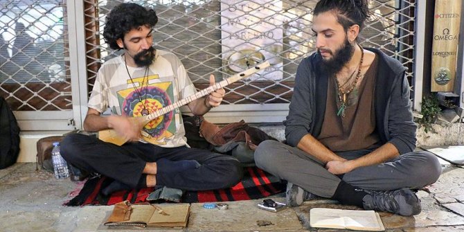 'İdealleri için' çıktıkları yolda 'kendilerini arayan' iki Türk genç