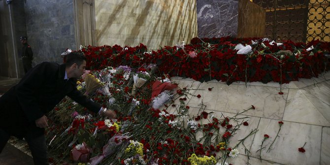 Anıtkabir geç saatlere kadar ziyaretçilerle doldu