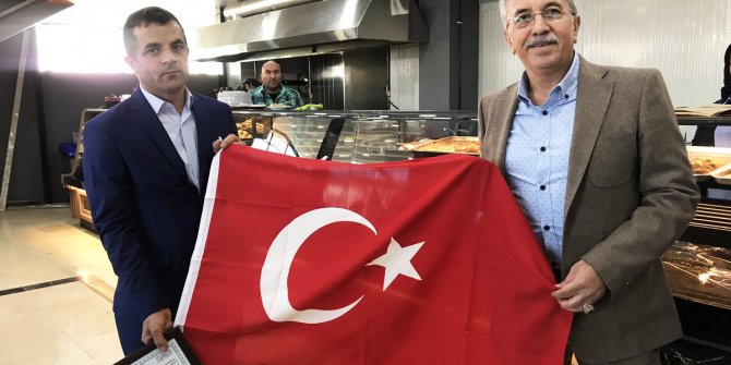 İş yeri açana ruhsatı da bayrağı da Belediye Başkanı getiriyor