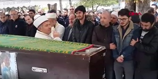 Oğlunun cenaze namazını kıldırıp cemaatten helallik istedi